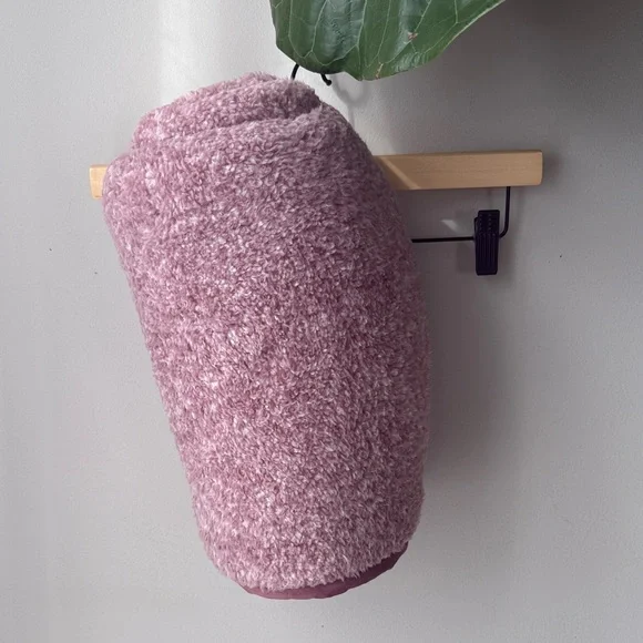 Columbia Plush Sherpa Throw Wine Blanket - Picture 4 of 7